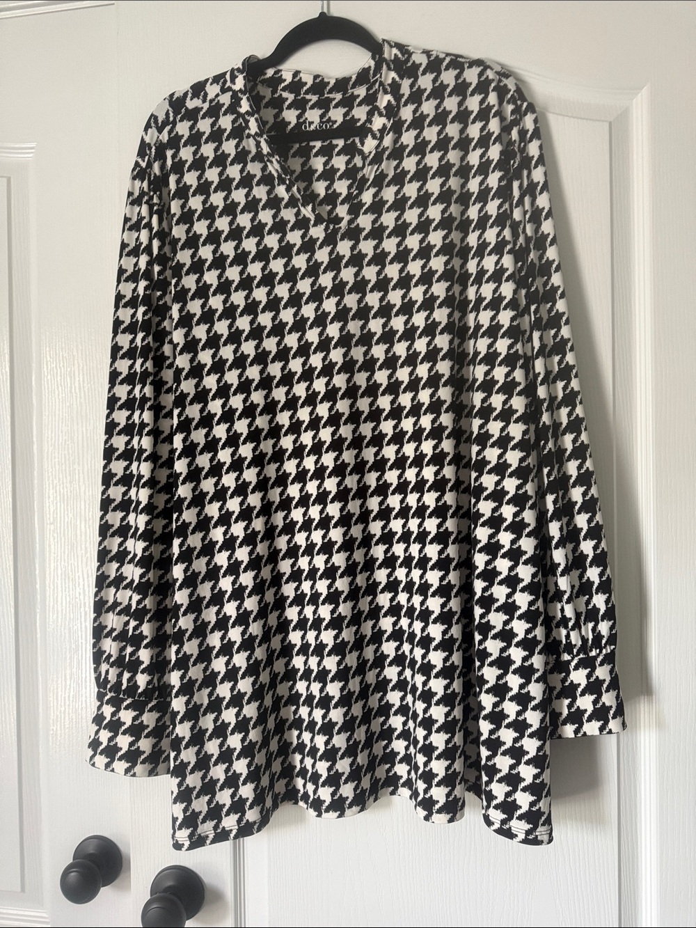 D & Co Black and White Houndstooth Long-Sleeve V-Neck Top Size 5X